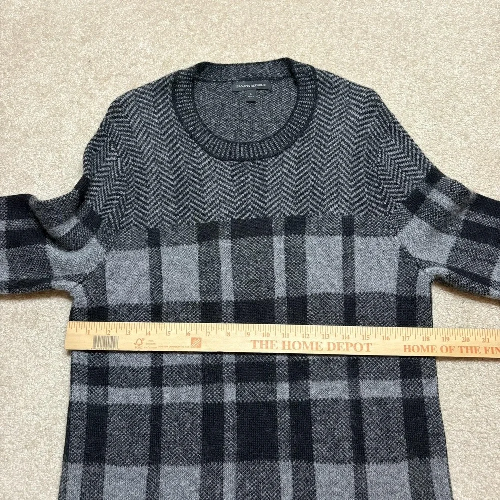 Banana Republic Sweater Mens Large Gray Plaid Merino Wool Mohair Blend Knit Crew